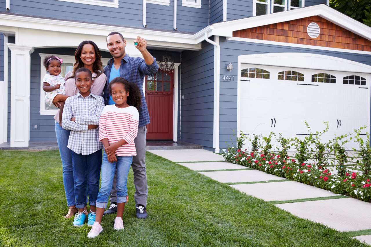 An AFN family holding the keys to their new home